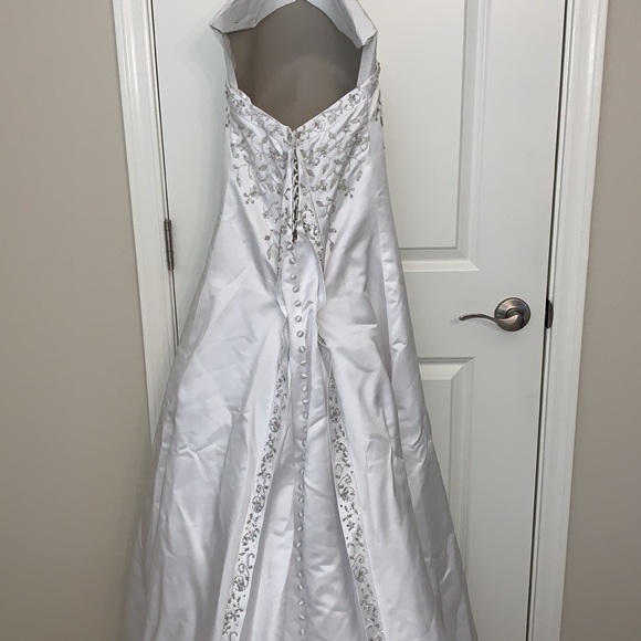 BONNY GORGEOUS SIZE 6 DETAILED WEDDING DRESS ALONG WITH A BEAUTIFUL VEIL - Picture 7 of 16